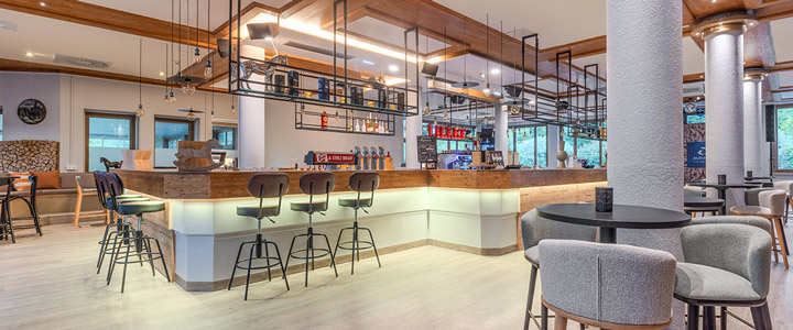 Blick in die stilvolle und helle Hotelbar des Aldiana Club Ampflwang.
