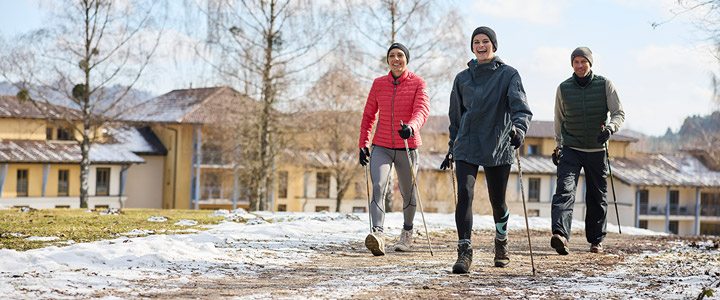 Gruppe Nordic Walker genießt die winterliche Natur in Österreich beim Aldiana Club Ampflwang.